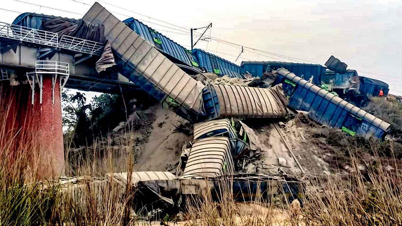 બિહારના જમુઈમાં શનિવારે રાતે સિમેન્ટ ભરેલી માલગાડી પાટા પરથી સરકીને નદીમાં પડી હતી.