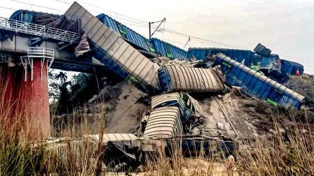 બિહારના જમુઈમાં શનિવારે રાતે સિમેન્ટ ભરેલી માલગાડી પાટા પરથી સરકીને નદીમાં પડી હતી.