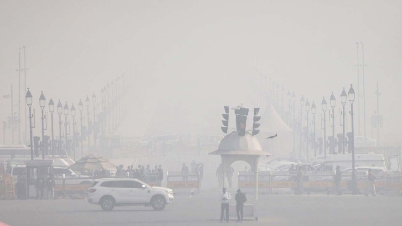 ગઈ કાલે ધુમ્મસમાં ગરકાવ દિલ્હીનો વિજય ચોક વિસ્તાર.