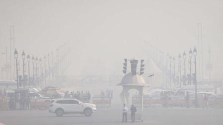 ગઈ કાલે ધુમ્મસમાં ગરકાવ દિલ્હીનો વિજય ચોક વિસ્તાર.