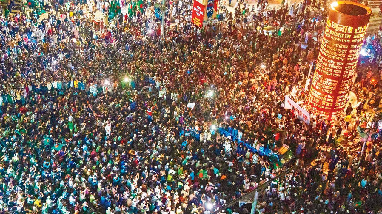 ઢાકાના શાહબાગ વિસ્તારમાં ગઈ કાલે હજારોની સંખ્યામાં યુવા નેતા શરીફ ઉસ્માન હાદીના સમર્થકો રસ્તા પર ઊતરી આવ્યા હતા. આ જ ટોળાએ પછી હિંસક તોડફોડ શરૂ કરી હતી.