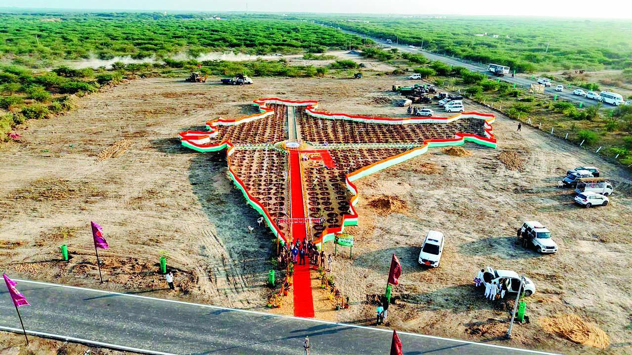 કચ્છના ધોરડોમાં ૫૬૨ વૃક્ષોના વાવેતર સાથે બન્યું સરદાર સ્મૃતિવન