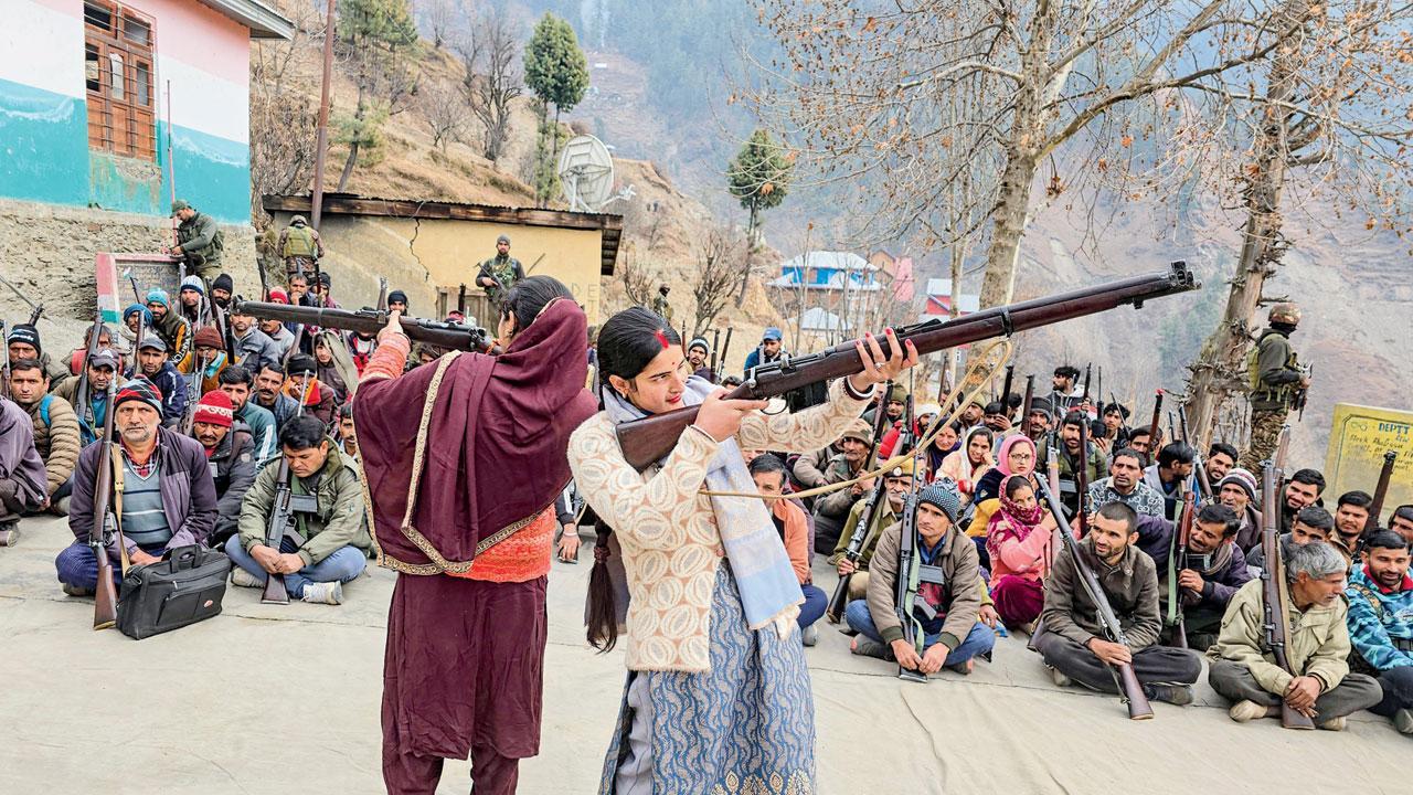 જમ્મુ-કાશ્મીરના ડોડા જિલ્લામાં VDGમાં મહિલાઓ પણ તાલીમ લઈ રહી છે.  