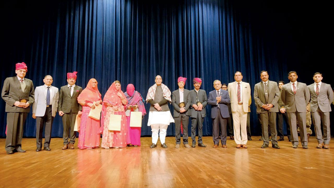 દિવંગત સેકન્ડ લેફ્ટનન્ટ અરુણ ખેત્રપાલના પરિવારજનો અને તેમના ટૅન્ક-ક્રૂના સન્માનિત પરિવાર સાથે રક્ષાપ્રધાન રાજનાથ સિંહ