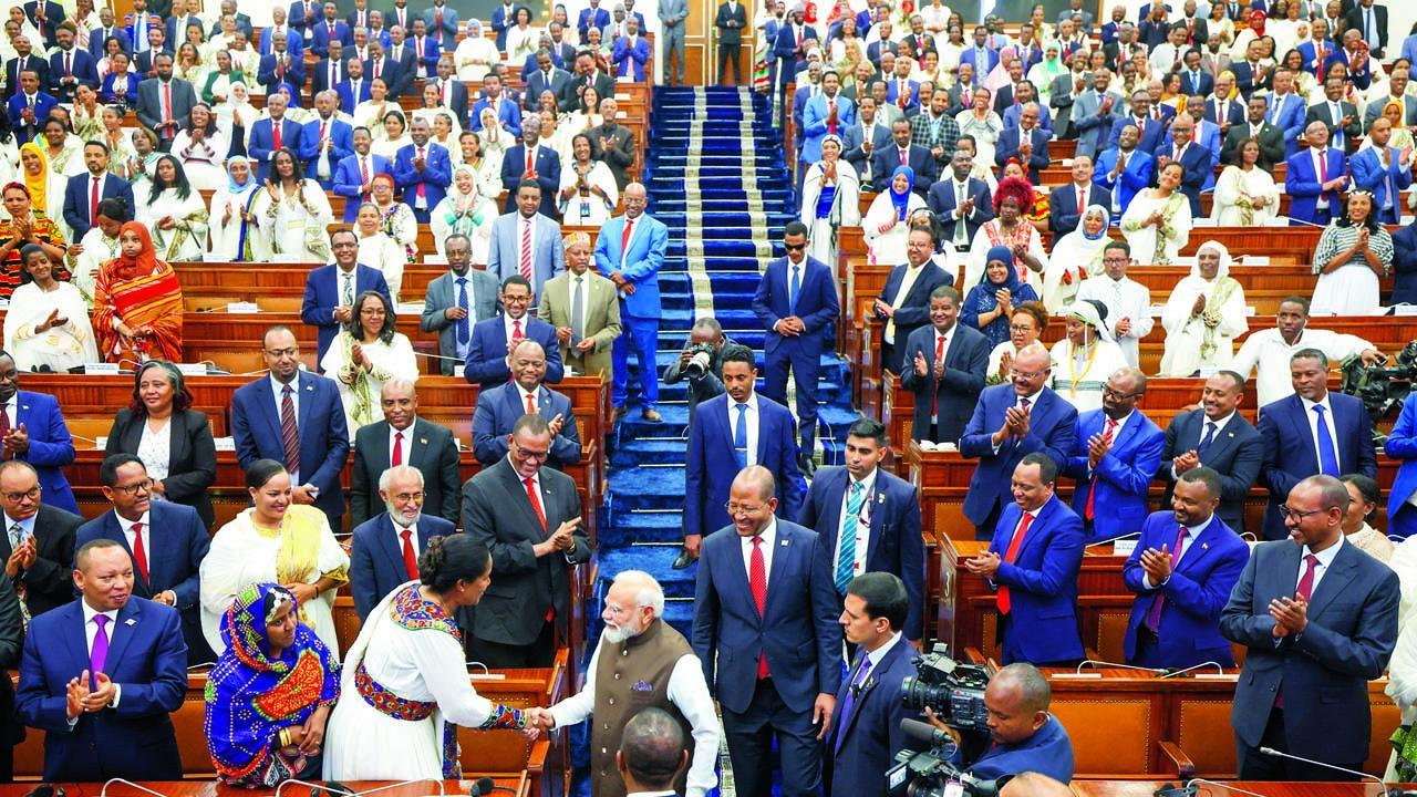 નરેન્દ્ર મોદીએ સંસદમાં ભાષણ કર્યા પછી તેમને વધાવતા સભ્યો.