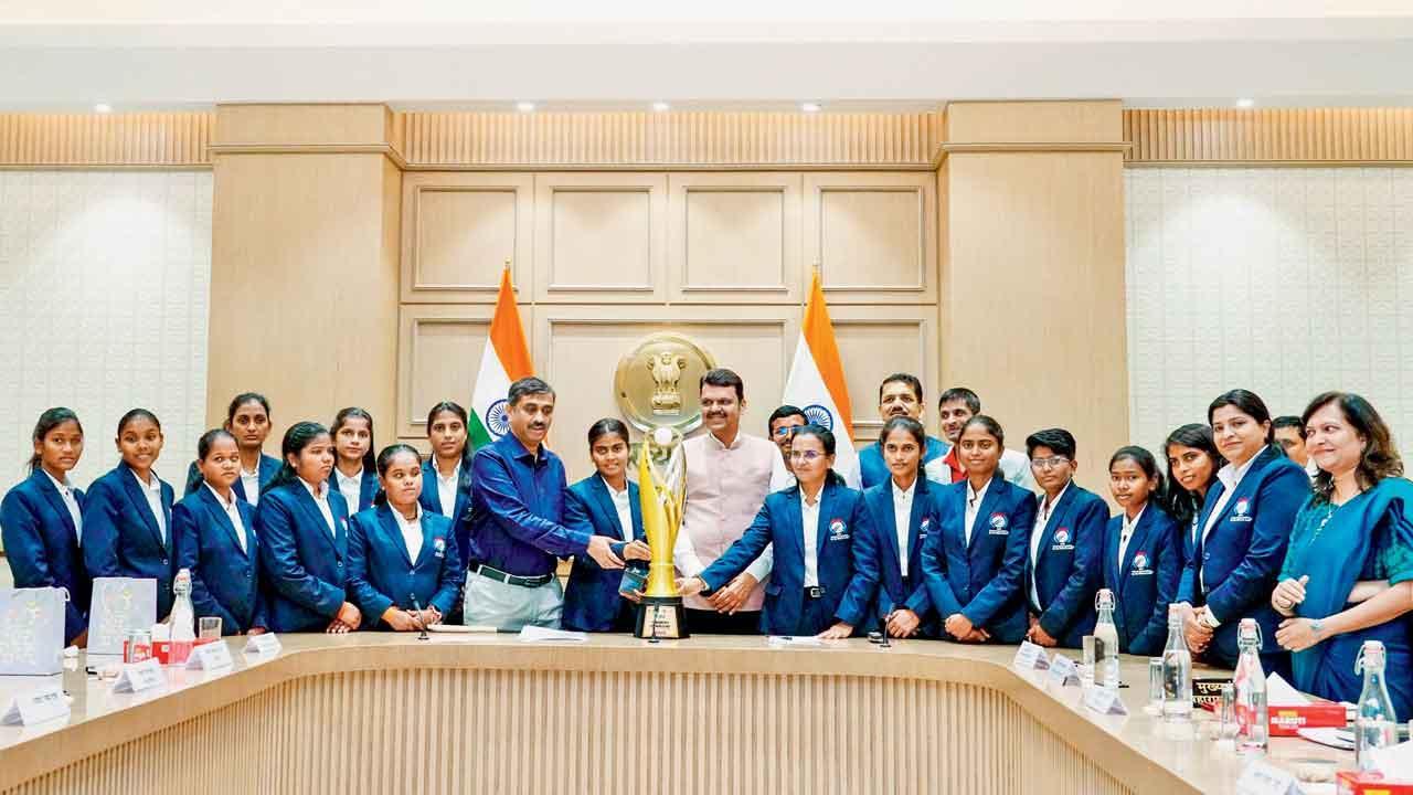 બ્લાઇન્ડ વિમેન્સ વર્લ્ડ કપ ચૅમ્પિયન ટીમ ક્રિકેટ બોર્ડના મુખ્યાલયમાં જઈ આવી