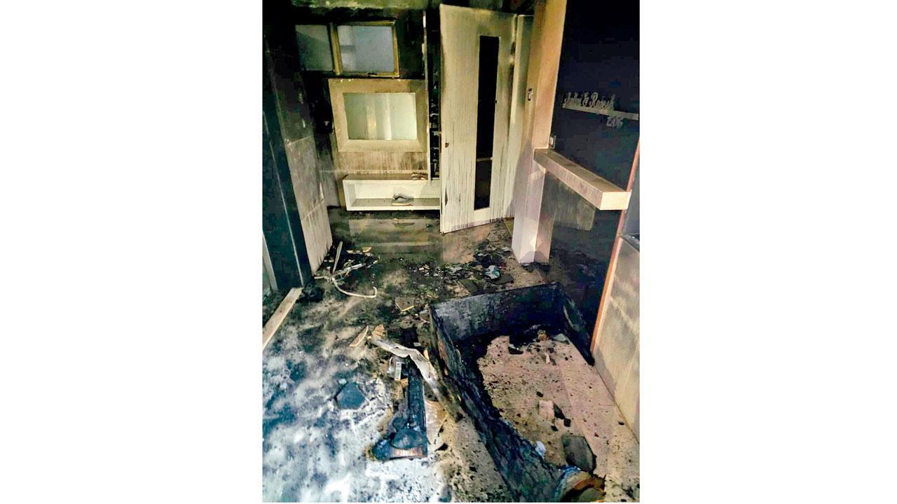 વિદ્યાવિહાર-વેસ્ટના નીલકંઠ કિંગડમ કૉમ્પ્લેક્સના અવંતી બિલ્ડિંગમાં સોમવારે લાગેલી આગમાં બળીને ખાખ થઈ ગયેલી બારમા માળની લૉબી.