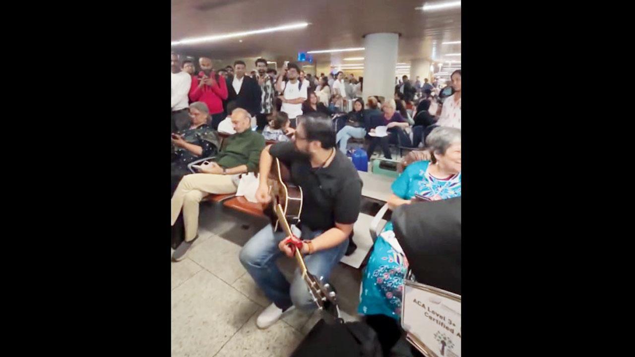 ફ્લાઇટ કૅન્સલ થવાના કકળાટ અને મુસાફરોના કોલાહલ વચ્ચે મુંબઈ ઍરપોર્ટ પર ઝૈન રઝા નામના એક મુસાફરે ‘વો લમ્હેં’ ગીત ગાઈને વાતાવરણને થોડું હળવું બનાવ્યું હતું