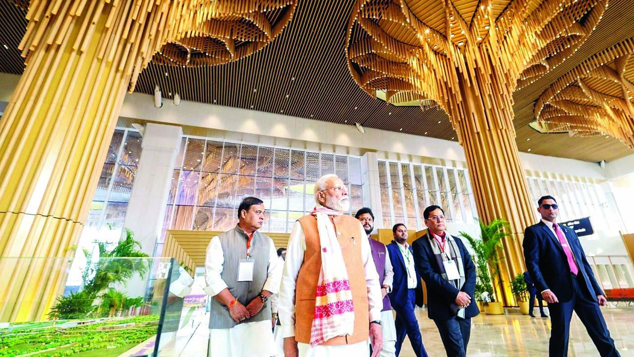 ગઈ કાલે ગુવાહાટીમાં લોકપ્રિય ગોપીનાથ બારદોલોઈ ઇન્ટરનૅશનલ ઍરપોર્ટના નવા ટર્મિનલના ઉદ્ઘાટન પ્રસંગે નરેન્દ્ર મોદી અને આસામના મુખ્ય પ્રધાન હિમંતા બિસ્વા સરમા.