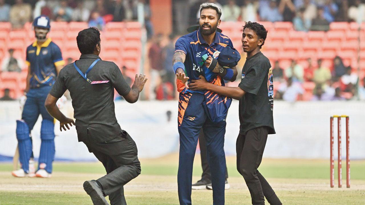 મેદાન પર દોડી આવેલા ફૅન સાથે હાર્દિક પંડ્યાએ પડાવ્યો સેલ્ફી