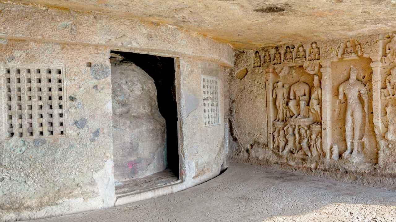 ચૈત્યગૃહમાં જોવા મળતો સ્તૂપ અને દીવાલ પર કરવામાં આવેલી કોતરણી.