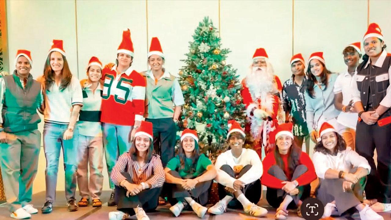 ટીમ-હોટેલમાં ગઈ કાલે ભારતીય પ્લેયર્સે સૅન્ટા-કૅપ પહેરીને ક્રિસમસ પાર્ટી કરી હતી