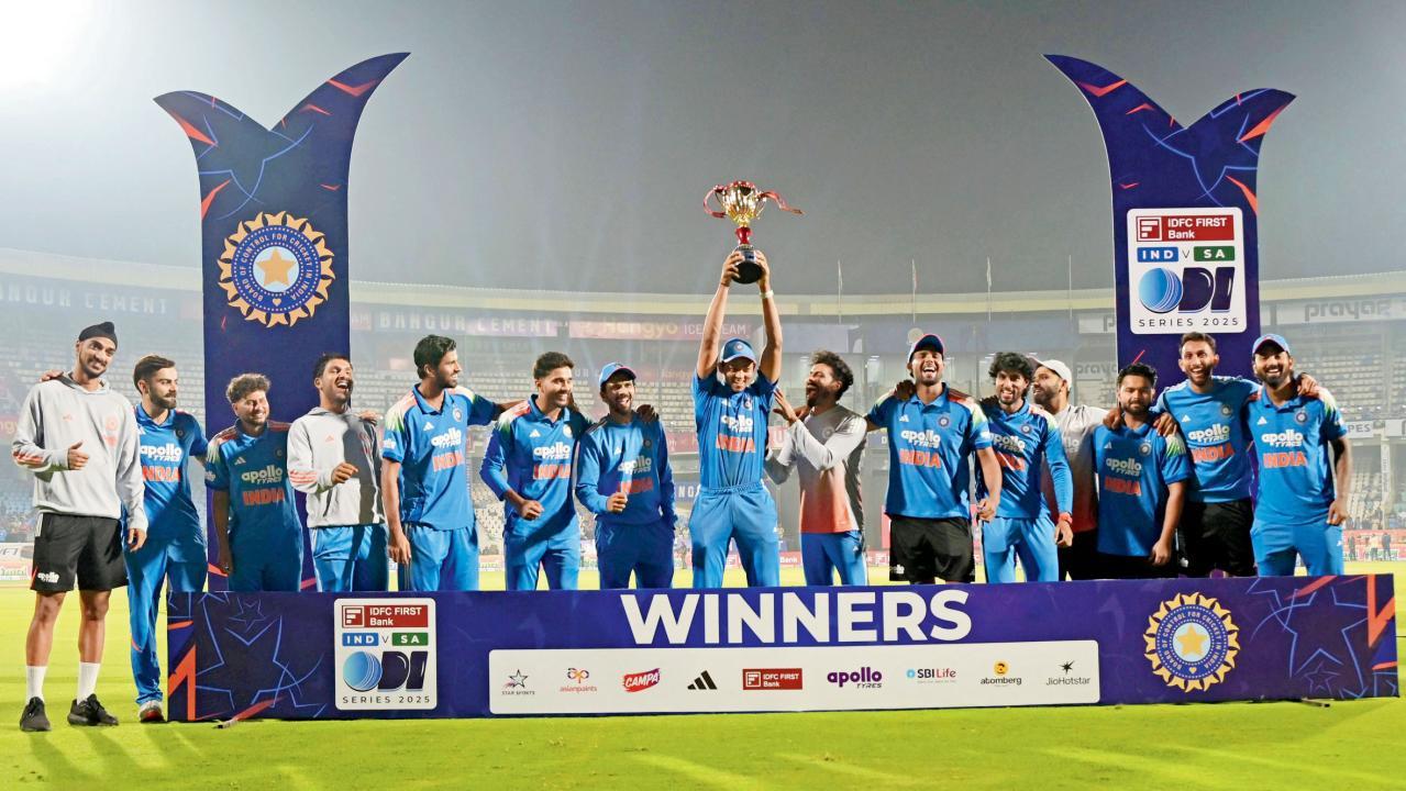 ટ્રોફી સાથે ટીમ ઇન્ડિયા.