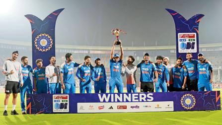 ટ્રોફી સાથે ટીમ ઇન્ડિયા.