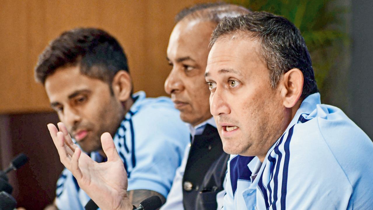 ગઈ કાલે પ્રેસ કૉન્ફરન્સમાં સૂર્યકુમાર યાદવ અને દેવજિત સૈકિયાની હાજરીમાં મીડિયાને સંબોધન કરતો અજિત આગરકર.