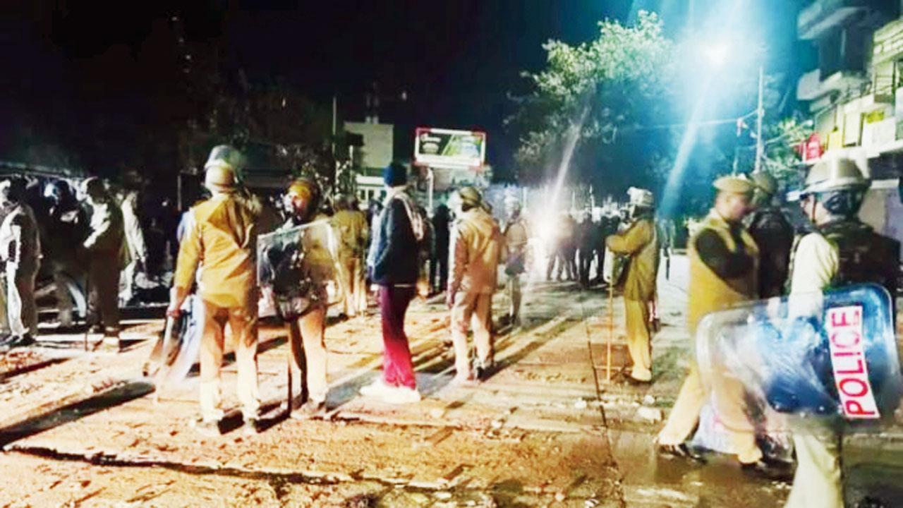 જયપુર નજીક આવેલા ચૌમુમાં ગુરુવારે રાત્રે અઢી વાગ્યે તોફાન બાદ પોલીસ-બંદોબસ્ત ગોઠવી દેવાયો હતો.