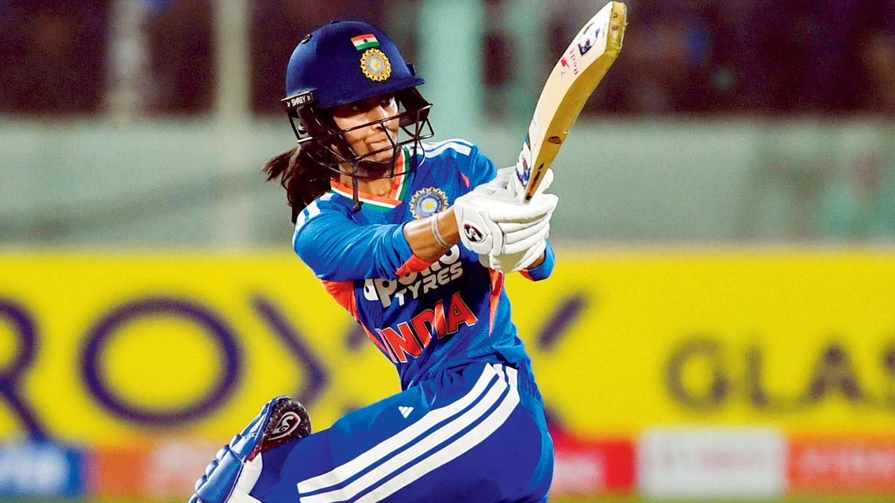 ગઈ કાલે મૅચ​વિનિંગ ઇનિંગ્સ દરમ્યાન શૉટ ફટકારતી જેમિમા રૉડ્રિગ્સ