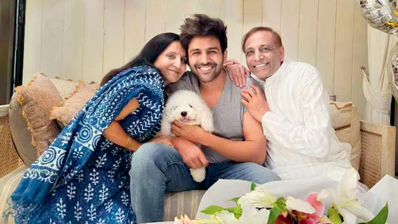 કાર્તિક આર્યન મમ્મી-પપ્પા સાથે