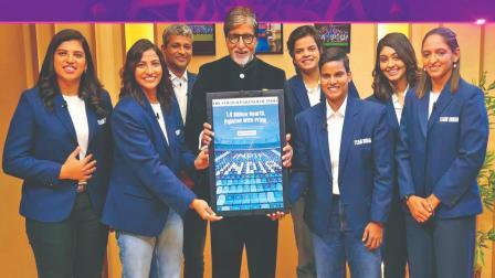 વર્લ્ડ કપ સ્ટાર્સને શોના અંતે સ્મૃતિભેટ આપી હતી અમિતાભ બચ્ચને