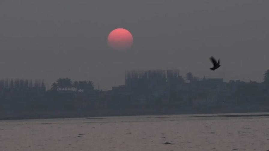 બુધવારે સાંજે, મુંબઈના દરિયા કિનારા ખાતે સૂર્યાસ્ત જોવા માટે લોકોની મોટી ભીડ જોવા મળી. (તસવીરો: સમીર આબેદી)