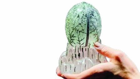  ઈંડું ખોલતાં અંદરથી ગોલ્ડ અને પ્લૅટિનમથી રોઝની ડિઝાઇન નીકળે છે. 