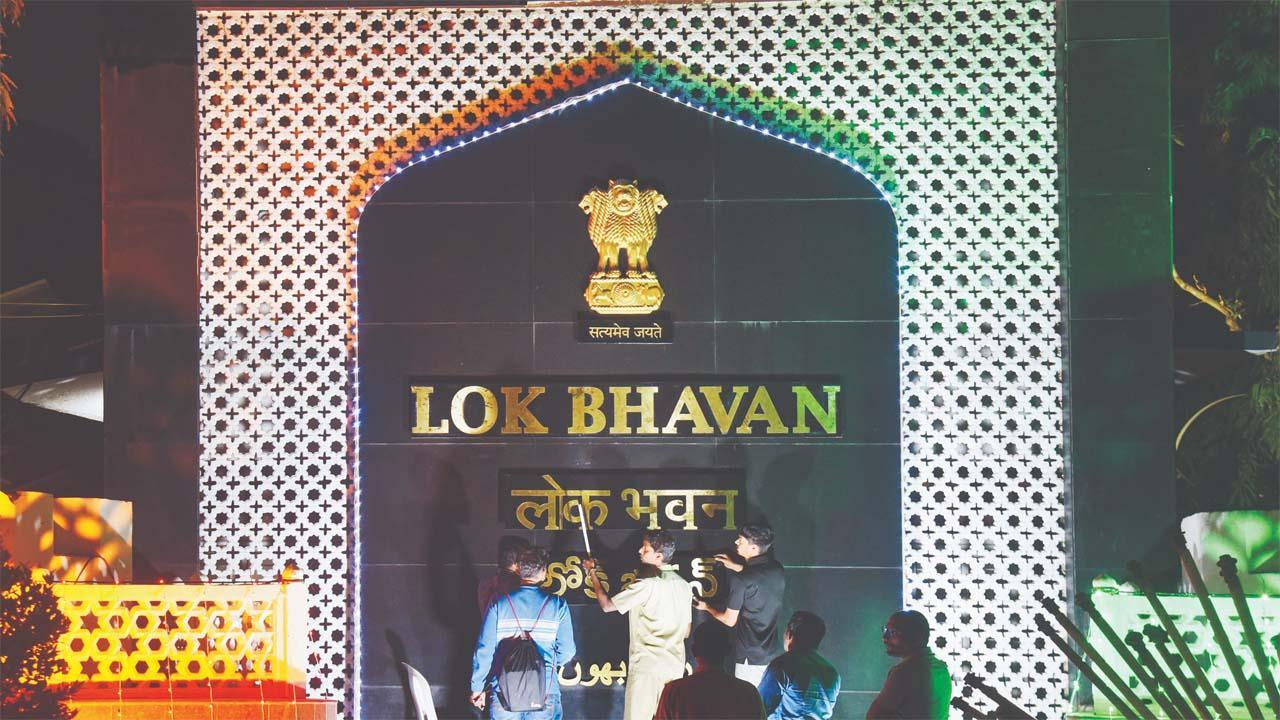 હૈદરાબાદમાં રાજભવનની બહાર ગઈ કાલે લોકભવનની તકતીઓ લાગી ગઈ હતી.