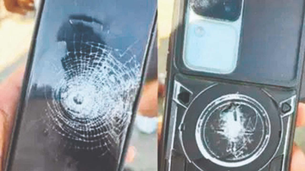 યુવકના પૅન્ટના આગળના ખિસ્સામાં મોબાઇલ અને બૅન્કનું ATM કાર્ડ હતું જેને કારણે ગોળી તેના શરીરમાં ઘૂસી જ ન શકી