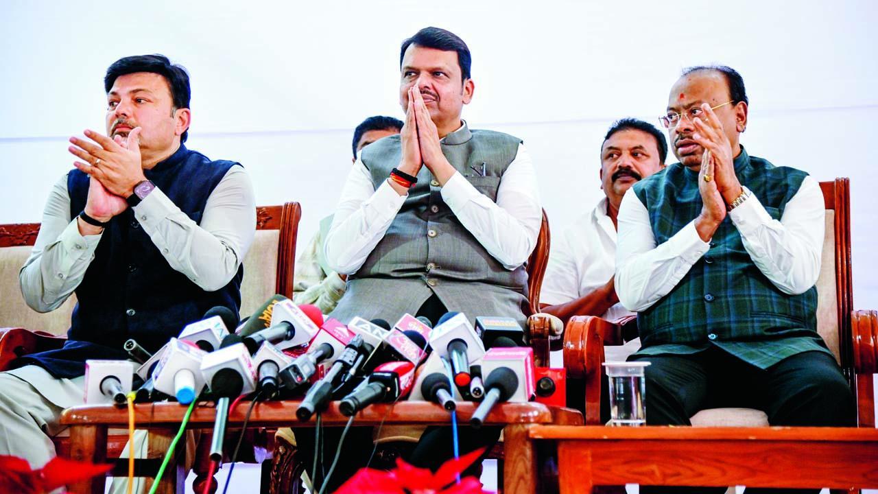 પ્રેસ-કૉન્ફરન્સને સંબોધતા દેવેન્દ્ર ફડણવીસ