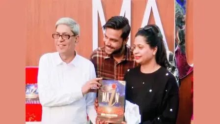 લેખકે પુસ્તકનું અનાવરણ કરતી વખતે એનું મુખપૃષ્ઠ બધાને દેખાડ્યું હતું