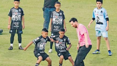 દિલ્હીમાં છોકરાઓ સાથે ફુટબૉલ રમતો મેસી