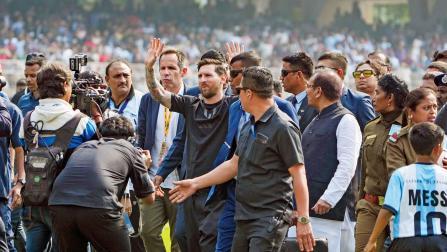 મેદાનમાં આવ્યો ત્યારથી જ મેસી નેતાઓ, આયોજકો અને સુરક્ષાકર્મીઓથી ઘેરાયેલો જોવા મળ્યો હતો. મેસીએ ભીડ સામે ઘણી વખત હાથ હલાવીને અભિવાદન કર્યું અને મેદાનની અંદર પહેલાંથી હાજર કેટલાક યંગ ફૅન્સને ઑટોગ્રાફ-સેલ્ફી પણ આપ્યા હતા.
