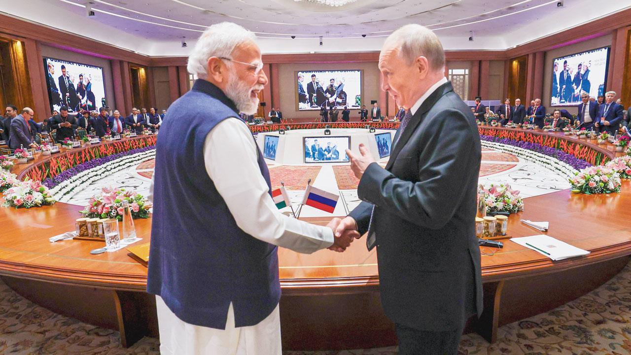 બિઝનેસ ફોરમમાં પ્રતિનિધિઓ સાથેની વાતચીતમાં વ્લાદિમીર પુતિન અને નરેન્દ્ર મોદીએ પણ ભાગ લીધો હતો