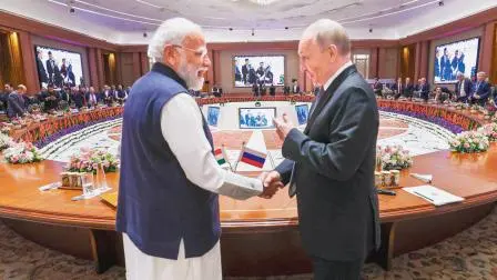 બિઝનેસ ફોરમમાં પ્રતિનિધિઓ સાથેની વાતચીતમાં વ્લાદિમીર પુતિન અને નરેન્દ્ર મોદીએ પણ ભાગ લીધો હતો