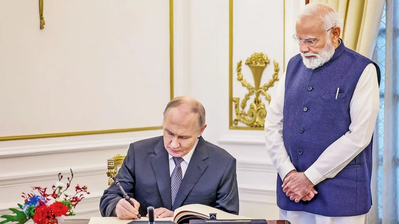 હૈદરાબાદ હાઉસમાં નરેન્દ્ર મોદી અને વ્લાદિમીર પુતિન વચ્ચેની મુલાકાત બાદ રશિયન પ્રેસિડન્ટે વિઝિટર્સ બુકમાં ભારતની મુલાકાત વિશેનો અનુભવ લખ્યો હતો.