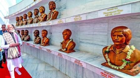 ગુવાહાટીના બોરાગાંવ પાસે આવેલા શહીદ સ્મારકમાં શહીદોના શૌર્યને નિહાળતા નરેન્દ્ર મોદી.