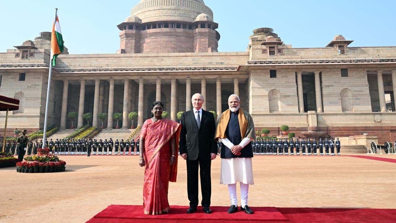 રાષ્ટ્રપતિ દ્રૌપદી મુર્મુ, રશિયાના રાષ્ટ્રપતિ પુતિન અને ભારતના વડા પ્રધાન નરેન્દ્ર મોદી