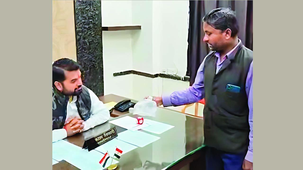 મચ્છર મારીને કોથળીમાં ભરીને નગરપાલિકા પહોંચ્યો: પૂછ્યું, ‘આ ડેન્ગી કરે એવા છે?’