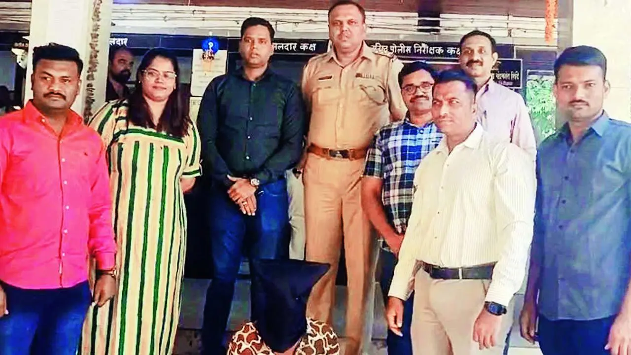 આરોપી શમસુદ્દીન સૈયદ સાથે મુંબ્રા પોલીસની ટીમ.