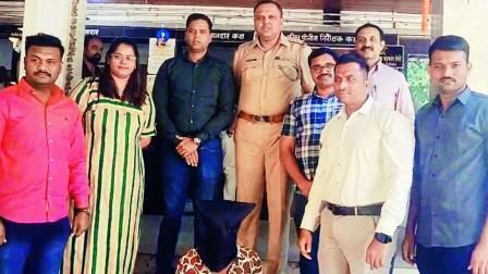 આરોપી શમસુદ્દીન સૈયદ સાથે મુંબ્રા પોલીસની ટીમ.