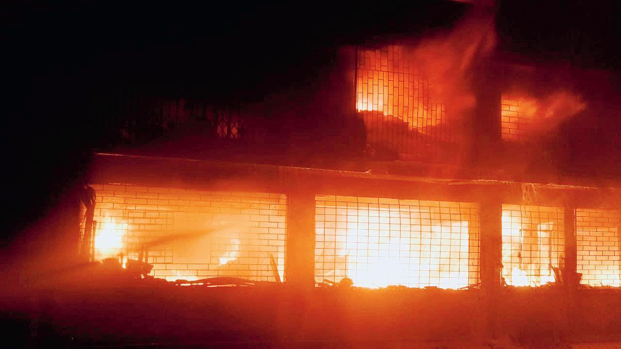 ત્રણ ગોડાઉનો આગની ઝપેટમાં આવતા ઊંચી જ્વાળાઓ દેખાઈ હતી.