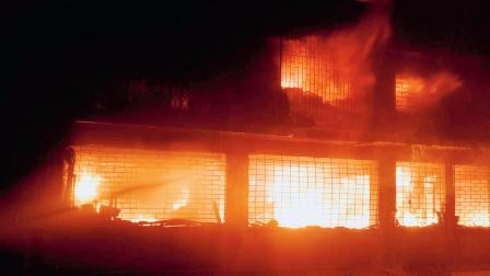 મુંબ્રાનાં ત્રણ ગોડાઉનમાં ભીષણ આગ, માલસામાનને નુકસાન પણ જાનહાનિ ટળી