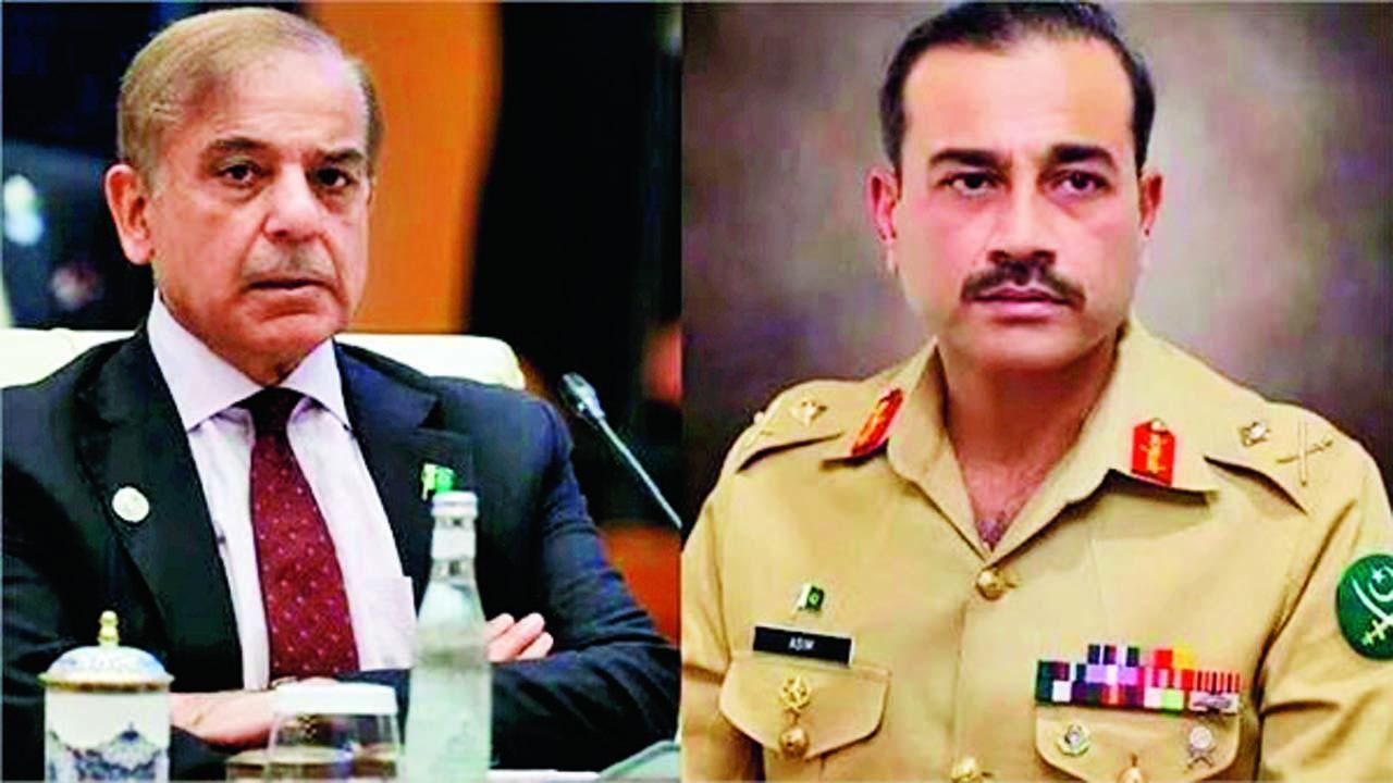 શાહબાઝ શરીફે સેનાપ્રમુખ આસિમ મુનીરને CDF બનાવવાના બદલામાં પોતાને નેક્સ્ટ ટાઇમ પણ પાકિસ્તાનના વડા પ્રધાનપદ માટે જાળવી રાખવાની સીધી શરત મૂકી છે.