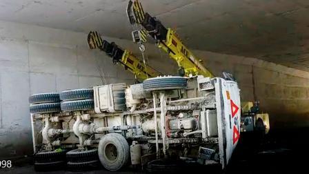 ટનલમાં અકસ્માત થતાં સિમેન્ટ મિક્સરને સીધું કરવું પડકારજનક બન્યું