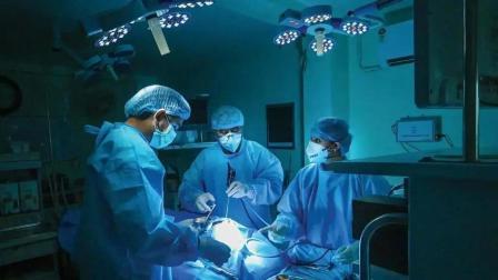 યુટ્યુબ જોતાં જોતાં સર્જરી કરતા ડોક્ટરે મહિલાના પેટની નસો કાપી નાખી- થયું મોત