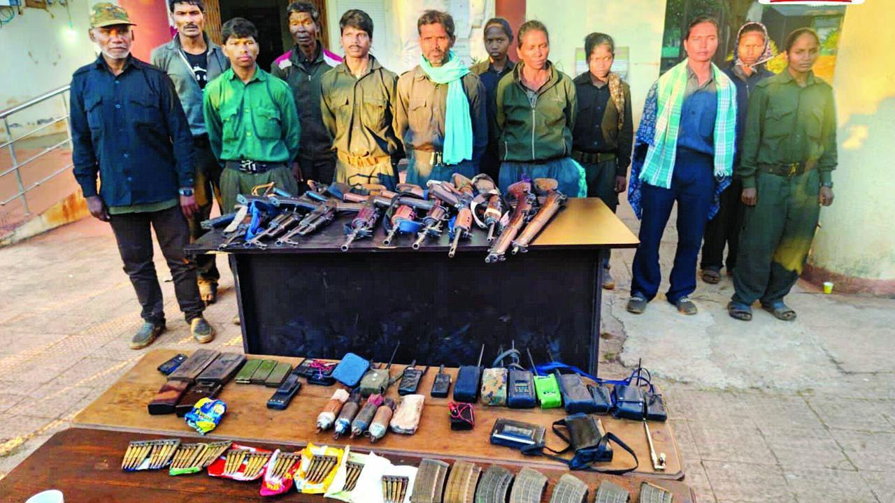 છત્તીસગઢના બકરકટ્ટાના નક્સલી કમાન્ડર રામધેર મજ્જી અને તેના સાથીઓએ હથિયાર સાથે આત્મસમર્પણ કર્યું હતું.