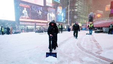 ન્યુ યૉર્કમાં ટાઇમ્સ સ્ક્વેર પરથી બરફ હટાવી રહેલા વર્કર્સ
