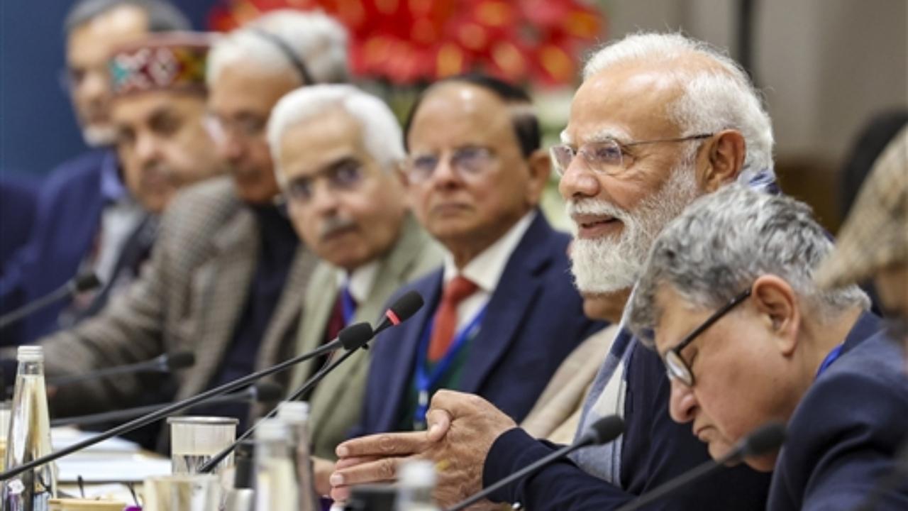નીતિ આયોગમાં અર્થશાસ્ત્રીઓ સાથે કરી વાતચીત (સૌજન્ય: એજન્સી)