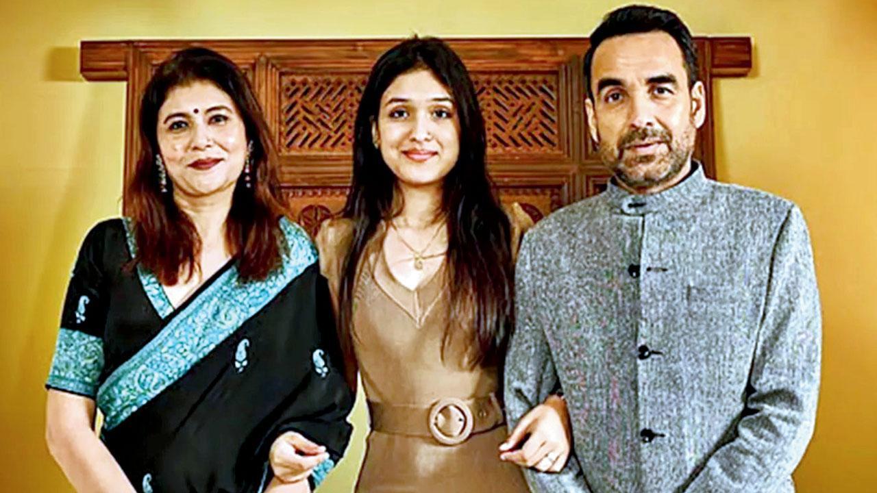 પંકજ ત્રિપાઠી પત્ની મૃદુલા અને દીકરી આશી સાથે