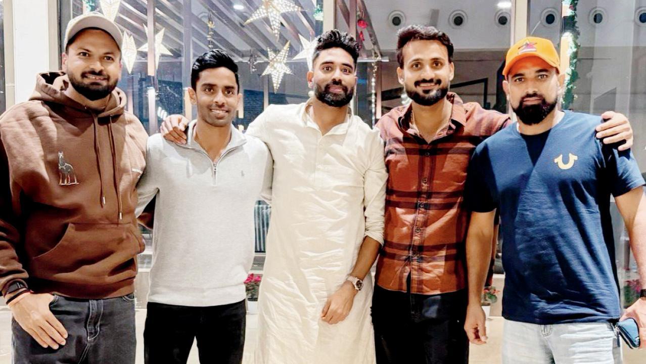મોહમ્મદ સિરાજે હૈદરાબાદની રેસ્ટોરાંમાં બંગાળના ક્રિકેટરોને આપી ડિનર-પાર્ટી