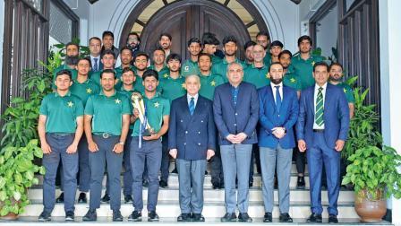 પાકિસ્તાનની ચૅમ્પિયન અન્ડર-19 ટીમના પ્લેયર્સ, મેન્ટર, પાકિસ્તાન ક્રિકેટ બોર્ડના વડા અને અન્ય અધિકારીઓ સાથે પાકિસ્તાનના વડા પ્રધાનનું ફોટોશૂ